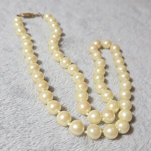 #363 Vintage AVON signed classic hand knotted pearl gold tone necklace